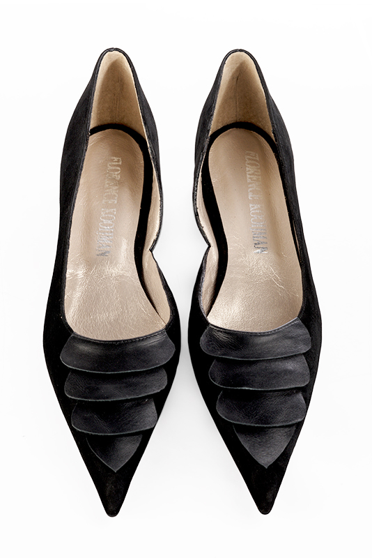 Matt black women's open arch dress pumps. Pointed toe. Flat flare heels. Top view - Florence KOOIJMAN